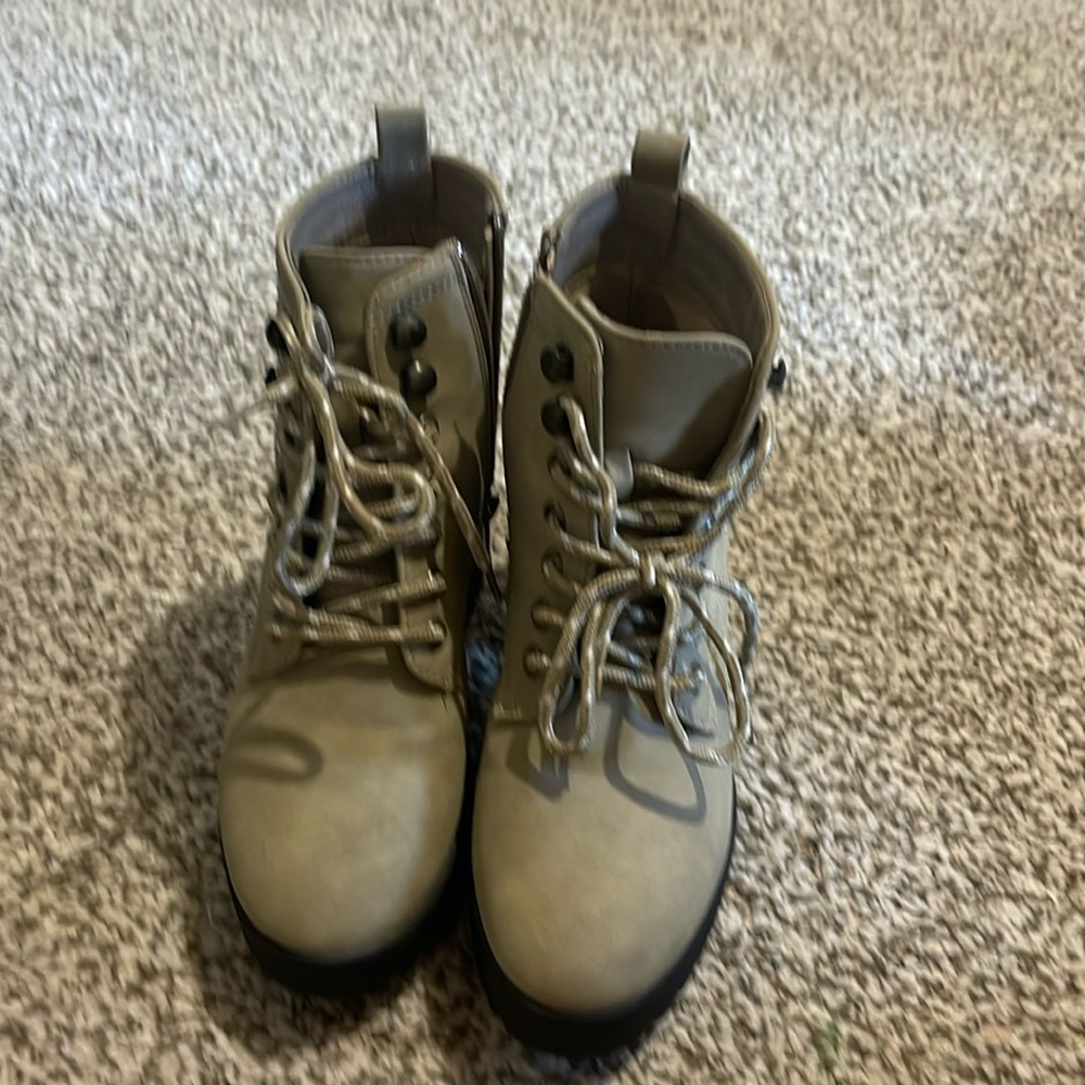 Tan seven women’s boots. Good condition.